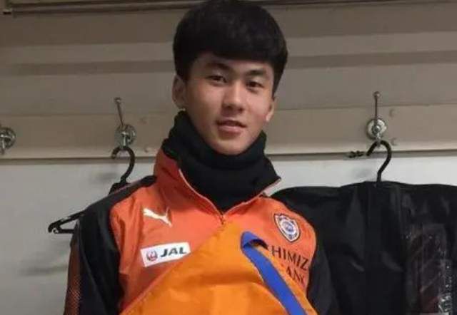 摸屁股亲胸脱内衣内裤作文